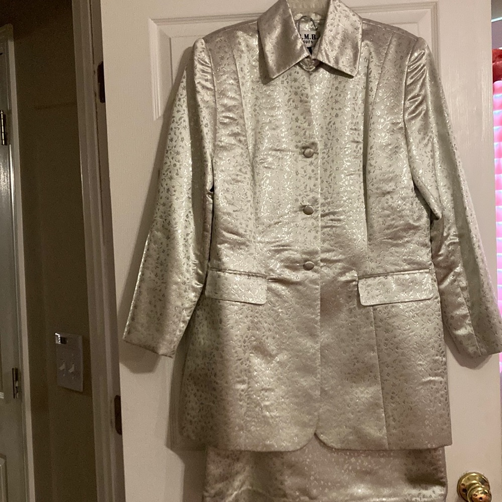 EMR skirt suit